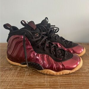 Nike Air Foamposite One Maroon Gum 6Y / Women’s 7.5 Metallic Burgundy